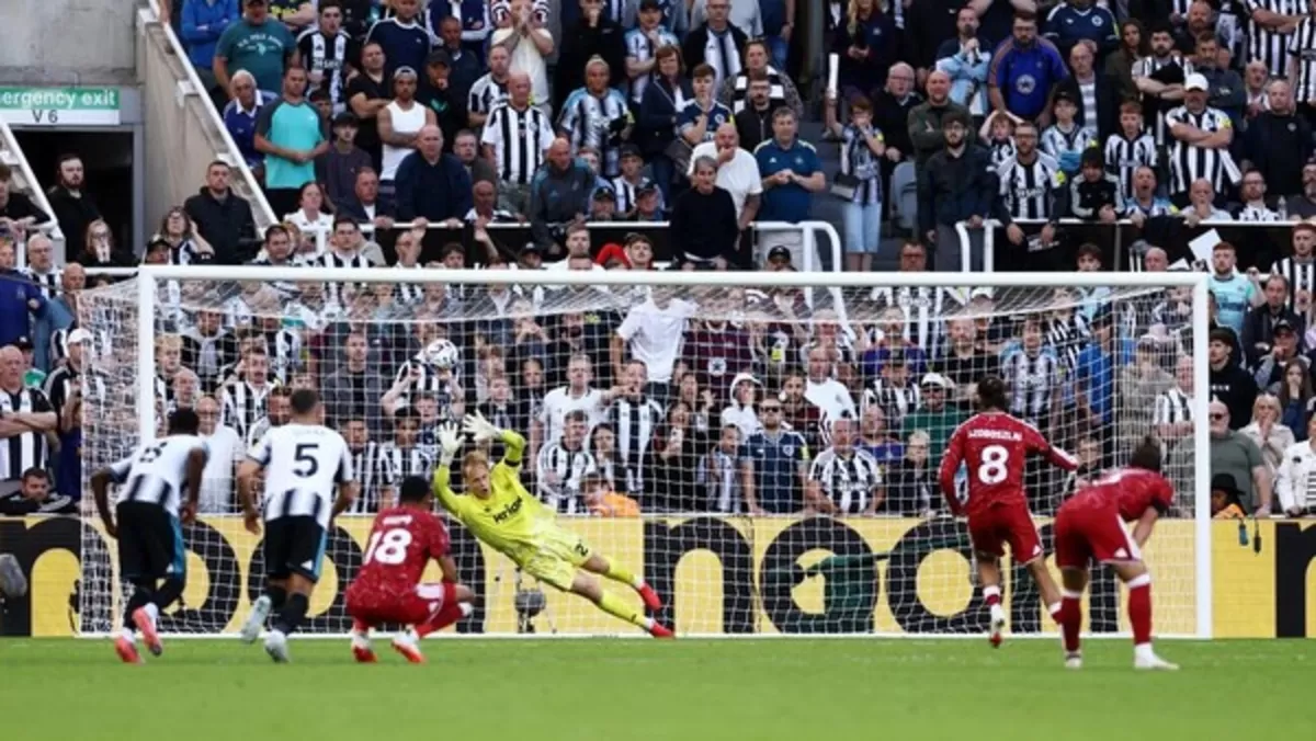 Liverpool berhasil menahan Newcastle United dengan skor 2-2 lewat penalti Dominik Szoboszlai di menit akhir.