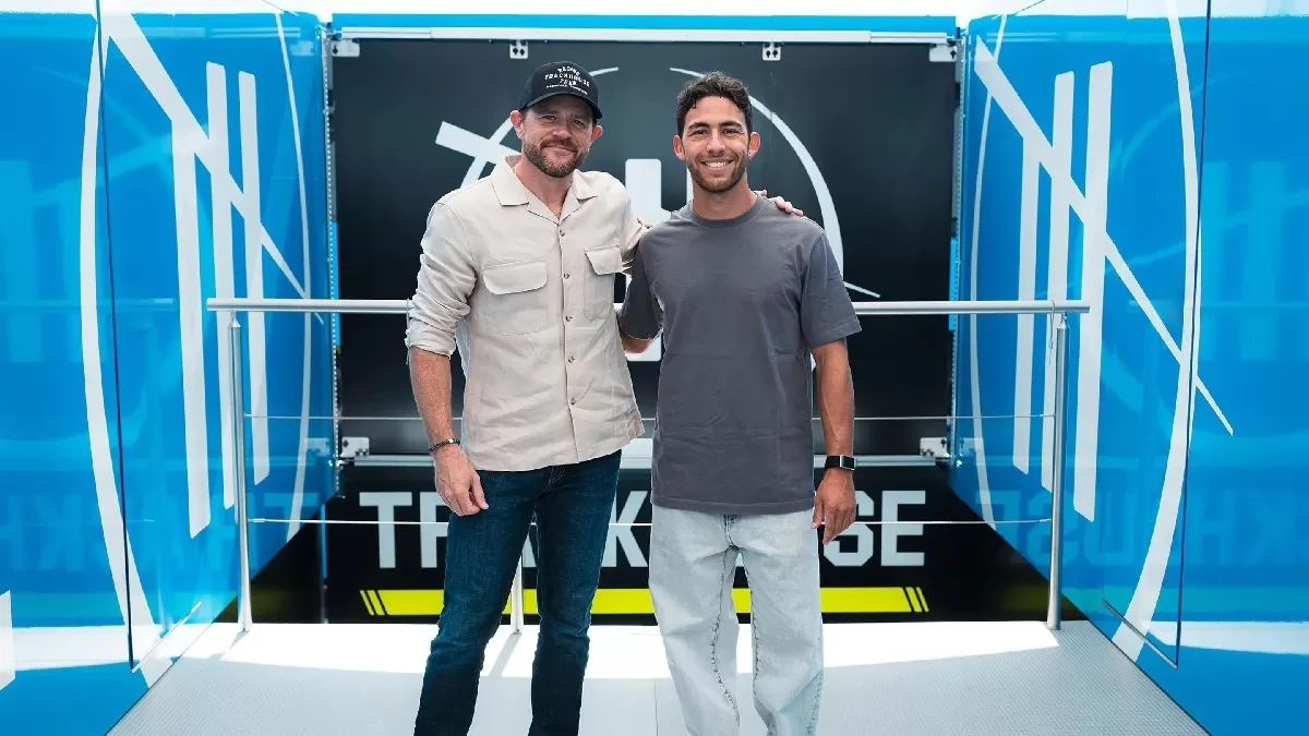 Enea Bastianini bersama bos Trackhouse Justin Marks (kiri).  (MotoGP)