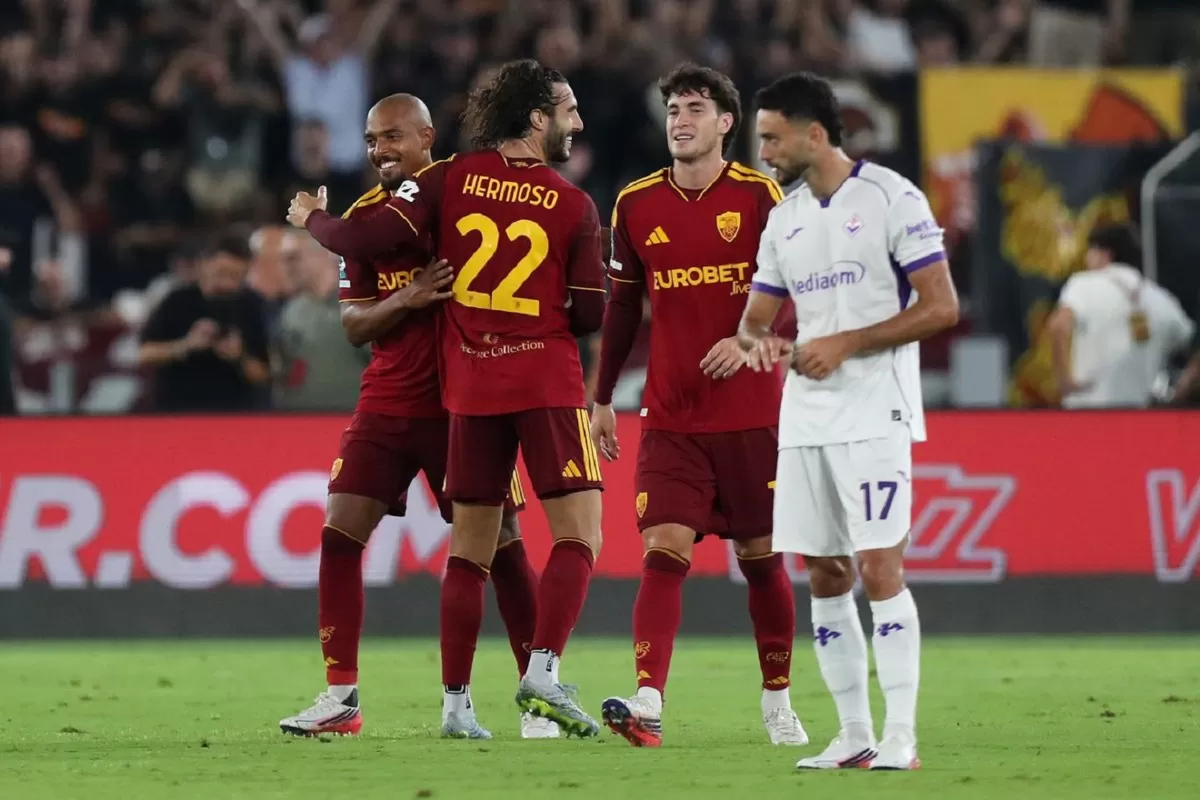 Donyell Malen merayakan gol bersama rekan setimnya.