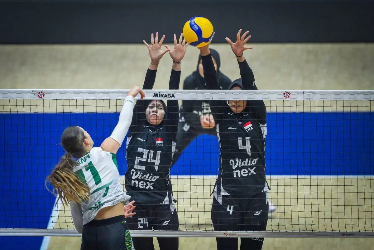 Dua pemain Indonesia mencoba memblok serangan dari spiker Australia di laga terakhir penyisihan Grup B AVC Women's Continental 2026 di China, Rabu, 26 Agustus. Indonesia melaju ke fase gugur.