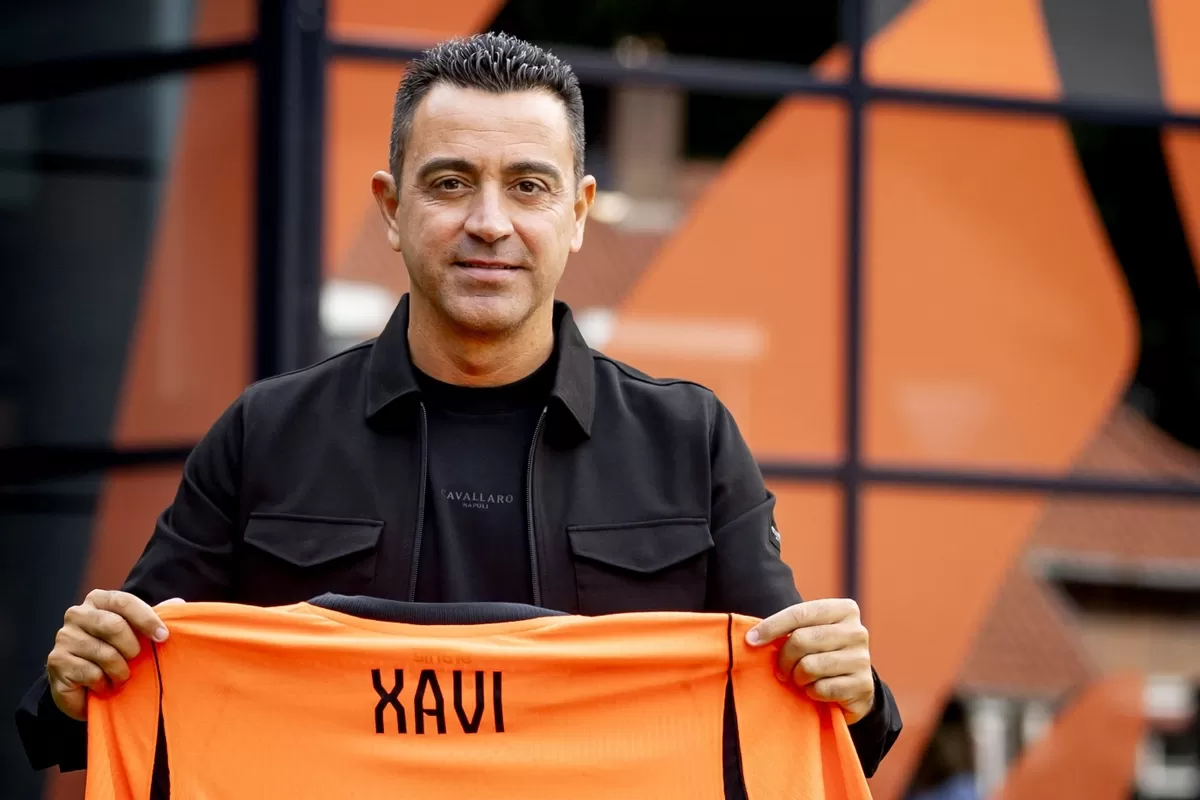 Xavi Hernandez diperkenalkan KNVB kepada publik sebagai pelatih baru Belanda.