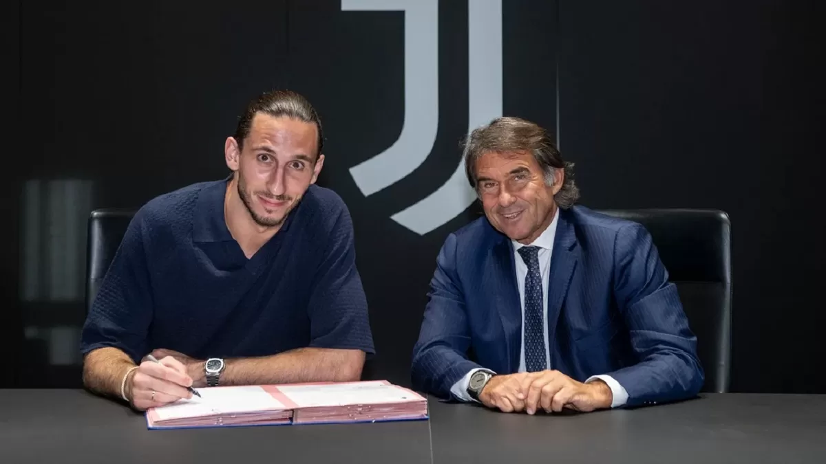 Kamil Grabara bergabung ke Juventus dengan status pinjaman hingga 30 Juni 2027 yang disertai opsi pembelian.