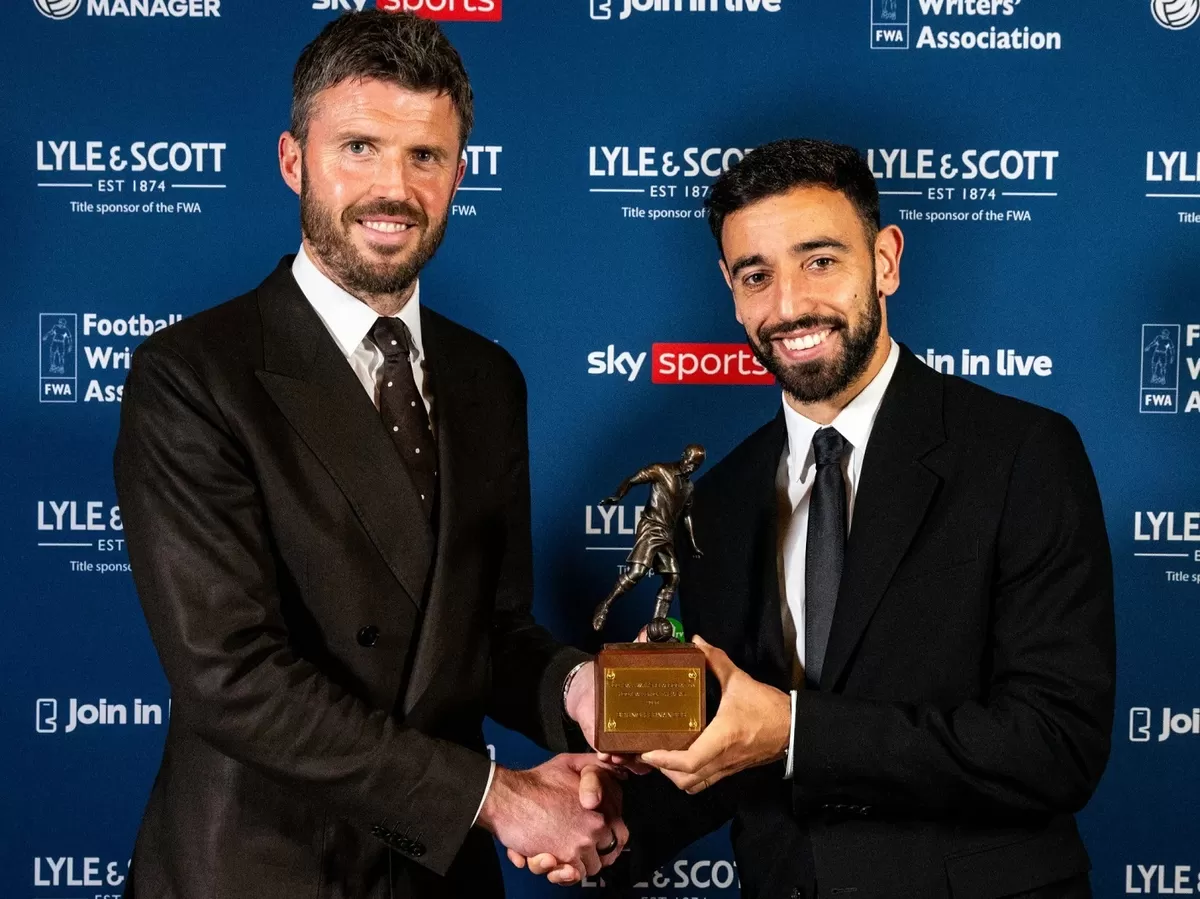 Bruno Fernandes memeangkan penghargaan Pemain Terbaik Tahun Ini versi PFA