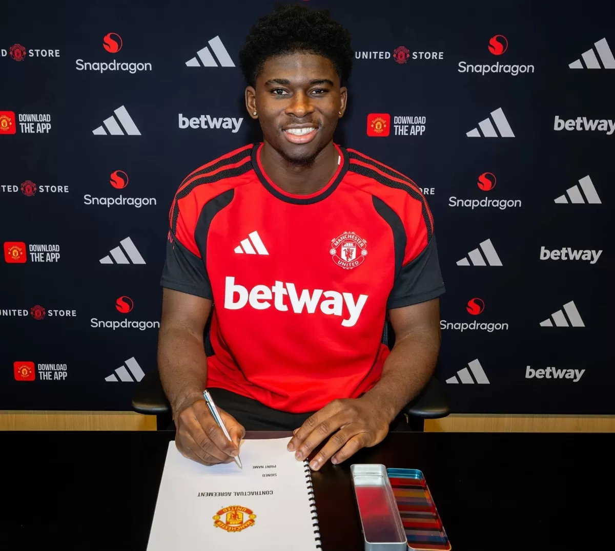 Carlos Baleba dari Brighton teken kontrak dengan Manchester United.