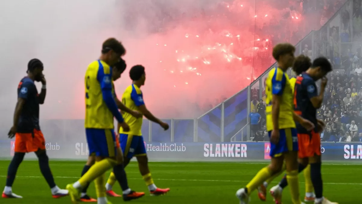 Investigasi menyusul aksi suporter Feyenoord menyalakan kembang api di laga melawan Cambuur. (OLAF KRAAK / ANP)