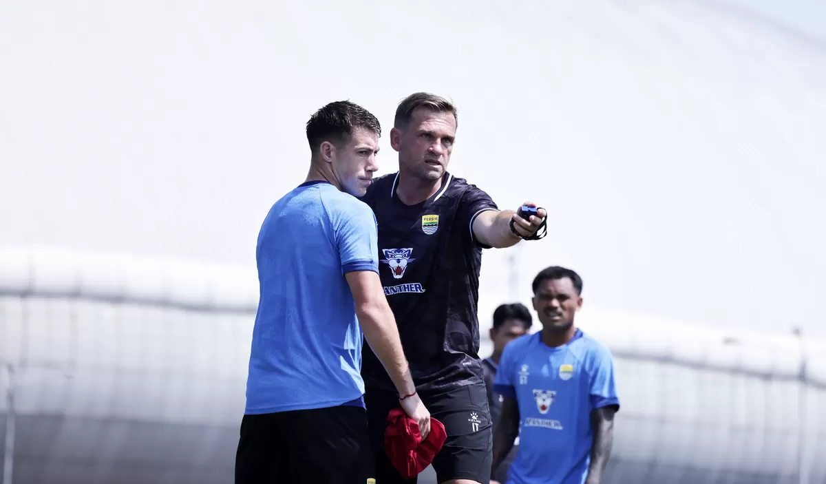 Pelatih Persib Igor Tolic memberikan pengarahan kepada pemainnya dalam sesi latihan jelang laga playoff ACL Two melawan Manila Diggers, 31 Agustus mendatang.