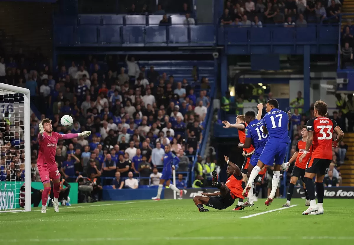 Danny Welbeck cetak gol pada laga debutnya saat The Blues melaju mulus di Carabao Cup
