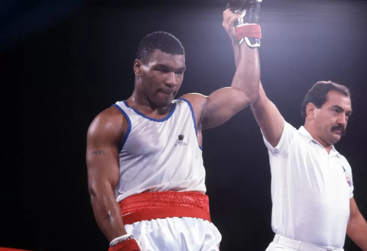 Mike Tyson yang mengandalkan kekuatan fisik semata saat merobohkan lawan.