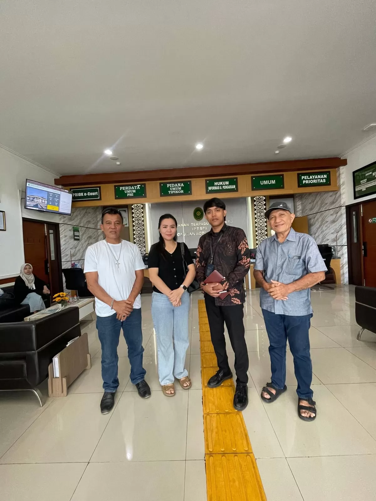 Foto ist : Villy F Pontororing Bersama Ketua Tim Pemenangan Raymond Pesik  Serta Tim Kuasa Hukum di Pengadilan Negeri Manado 