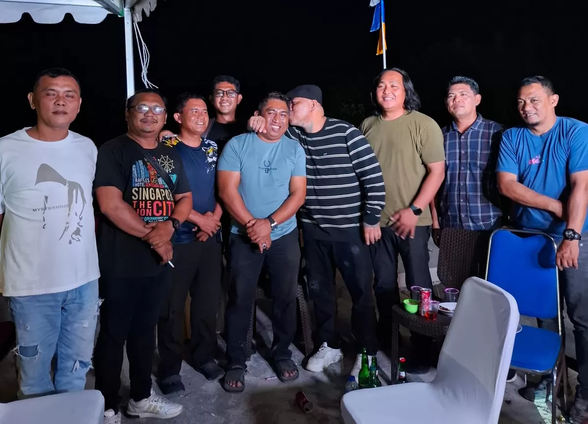 Ketua Pertina Sulut Hendra Jacob di peluk Pembina Pertina Sulut Ishak Tambani (Dok Naga Hitam)