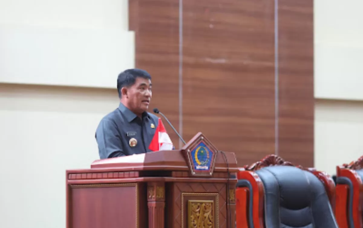 Gubernur Sulut Yulius Selvanus saat membawakan sambutan di Paripurna DPRD Sulut (dok.istimewa)