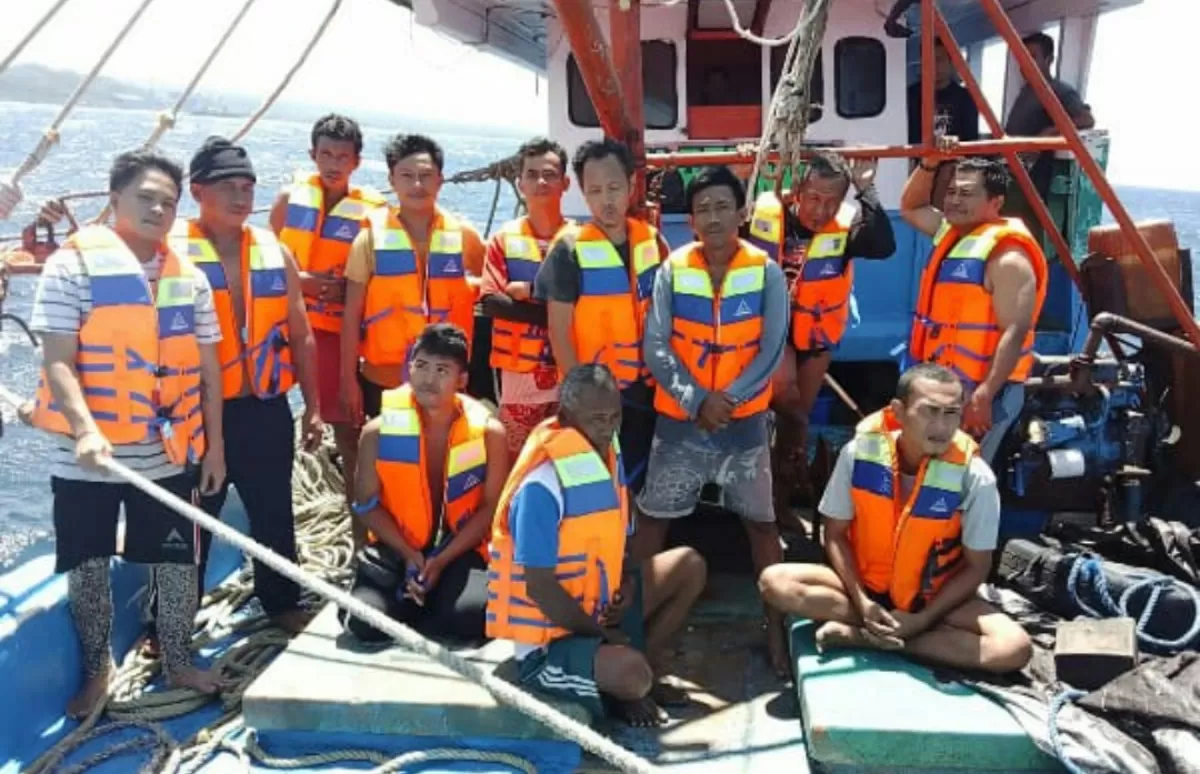 &lrm;Awak kapal KM Koxinga (dok.humas polda sulut)