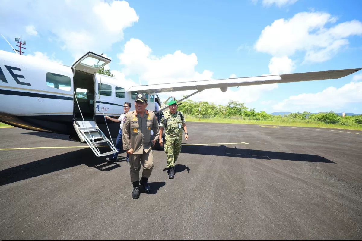 Gubernur Sulawesi Utara Yulius Selvanus saat tiba di Kabupaten Kepulauan Talaud (dok.tim ysk)