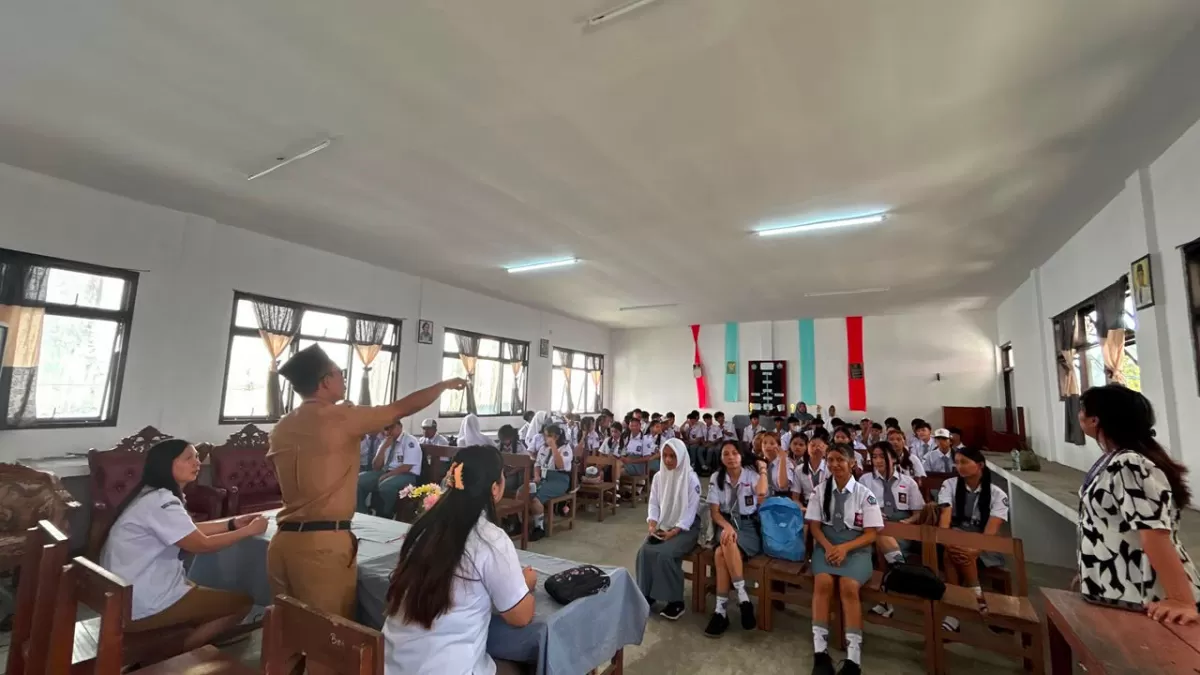 Kepala SMK Kristen Kawangkoan, Stevie Pangkey, S.Pd., M.Pd saat memberikan arahan dalam giat MPLS. (dok.istimewa)