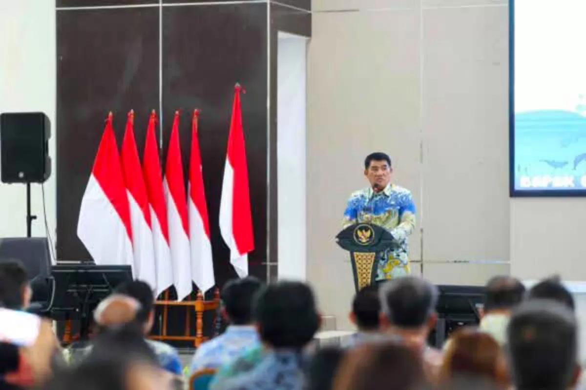 Gubernur saat memberikan pengarahan kepada pejabat administrator dan pejabat fungsional ahli madya di Aula Mapalus, Kantor Gubernur Sulawesi Utara, Jumat (17/7/2026) (dok.tim ysk)