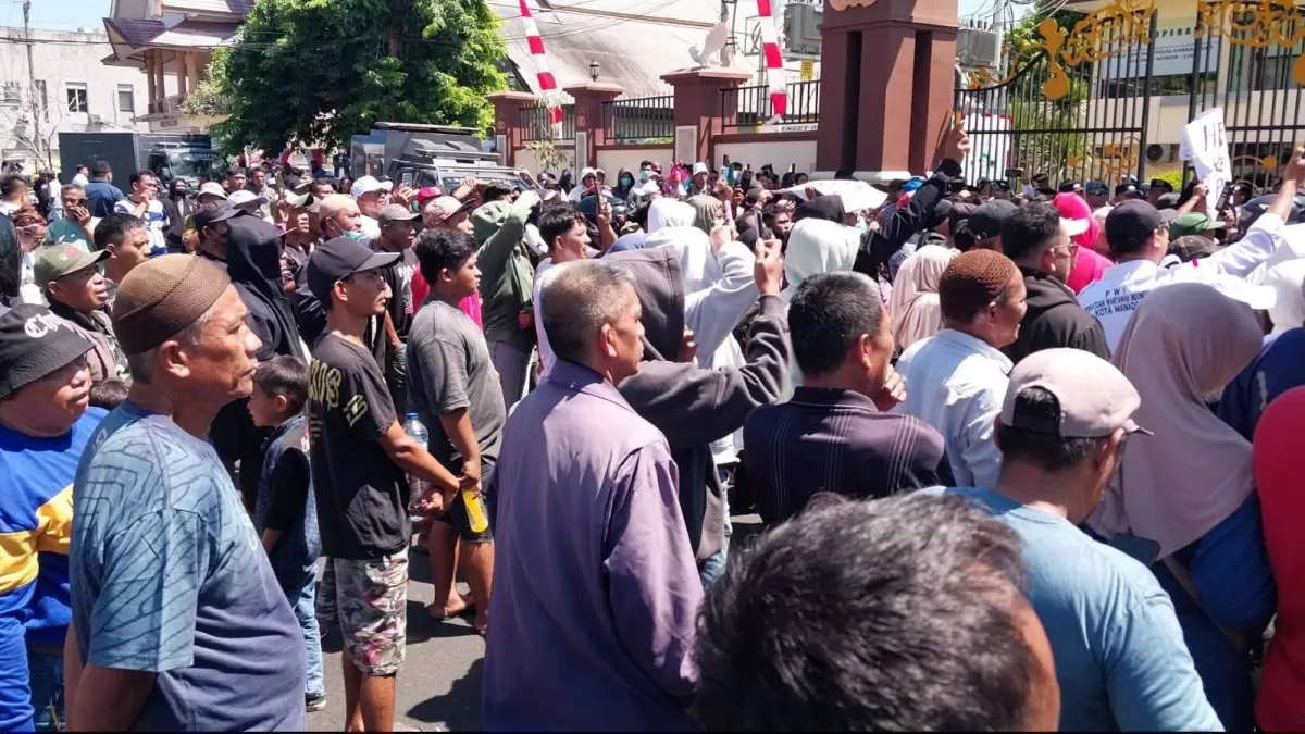Puluhan pedagang ikan Pasar Bersehati, Kota Manado, menggelar aksi unjuk rasa di depan Mapolda Sulut.  (Dok.istimewa)