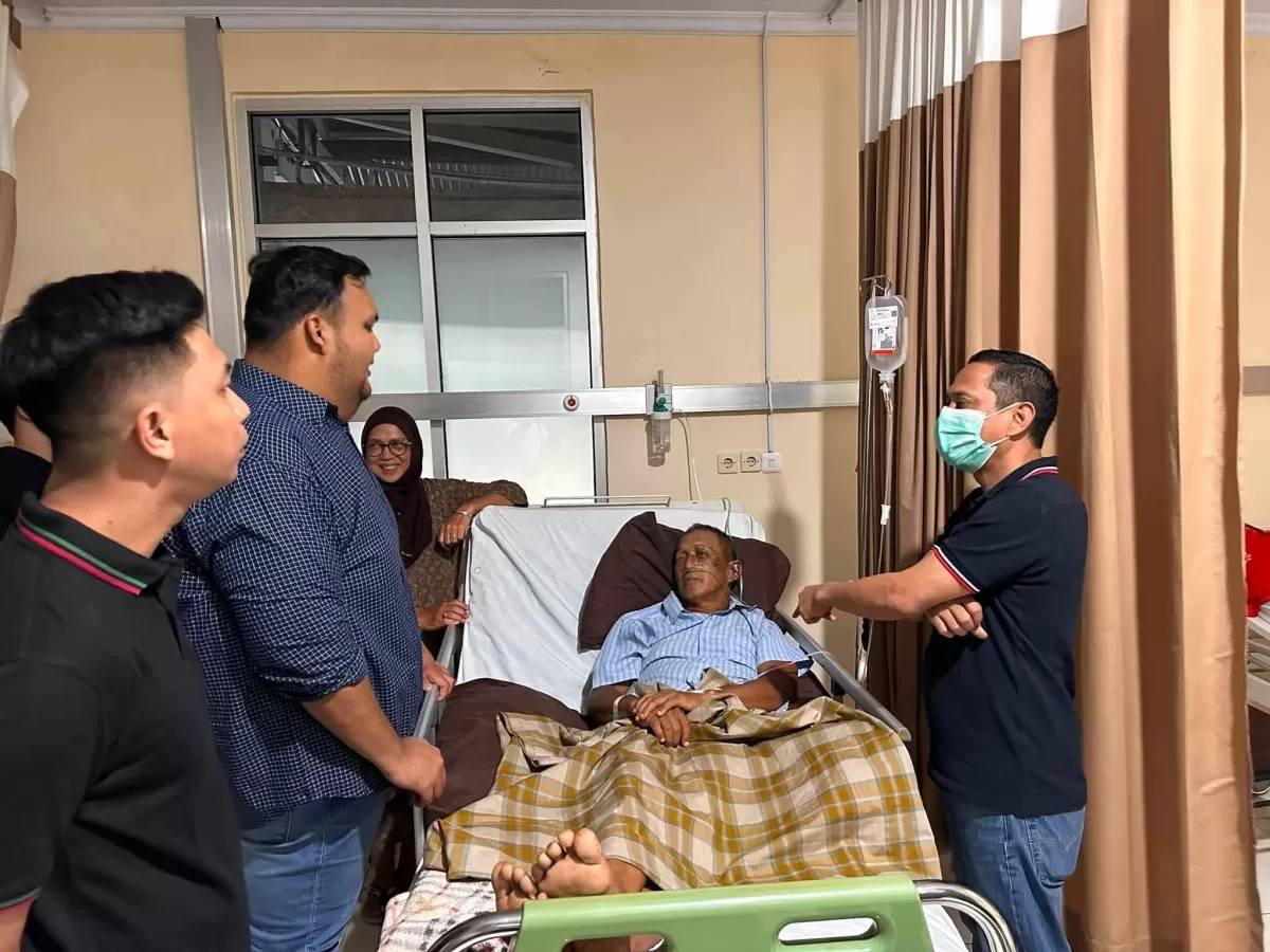 Ketua TIDAR Sulut, Standius Bara Prima, S.IKom., M.IKom., mendampingi langsung Wali Kota Kotamobagu, dr. Weny Gaib, Sp.M., menjenguk sejumlah korban yang masih menjalani perawatan intensif di RSUP Pro (Dok.Istimewa)