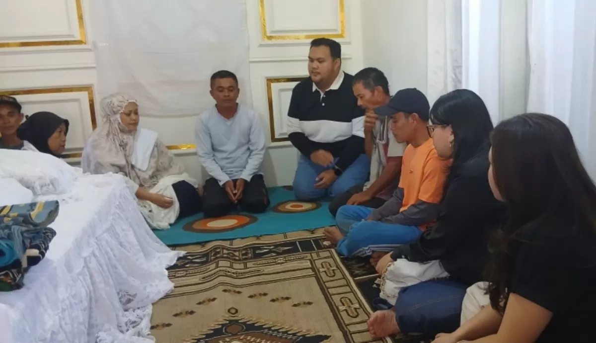 Ketua Tidar Sulut Standius Bara Prima saat berkunjung ke rumah keluarga korban drag race kotamobagu (Dok.istimewa)