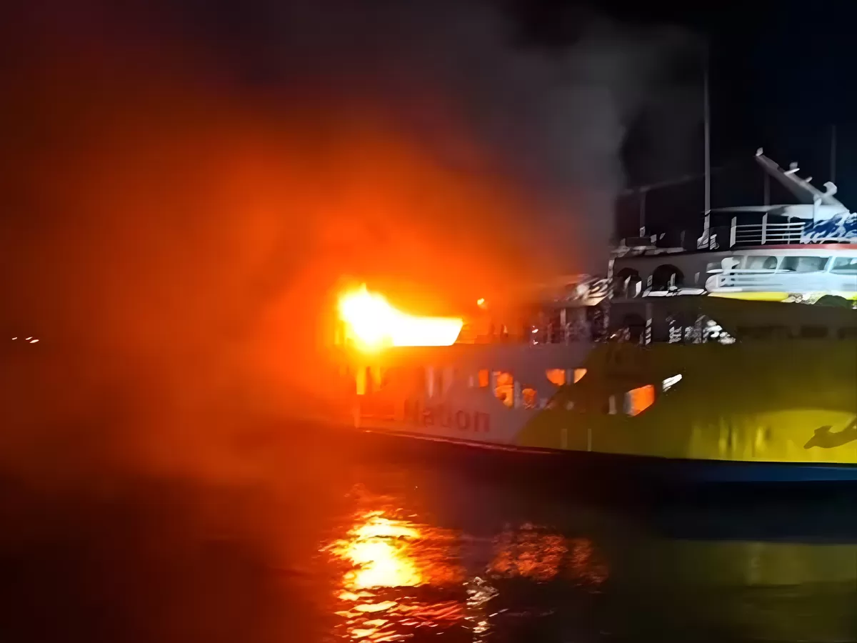 Api berkobar dari atas KMP Portlink VII di Dermaga 4 Pelabuhan ASDP Ketapang Banyuwangi, Jawa Timur, Rabu malam 11 Maret 2026 (Tangkapan layar)