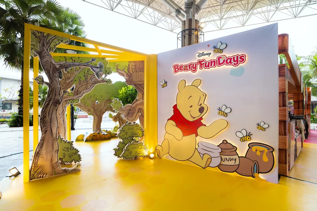Pengunjung dapat berfoto di area photo booth pop-up store Disney &ldquo;Beary Fun Days&rdquo; yang menampilkan koleksi Beary Cute dari OH!SOME di The Breeze BSD City (OH!SOME)