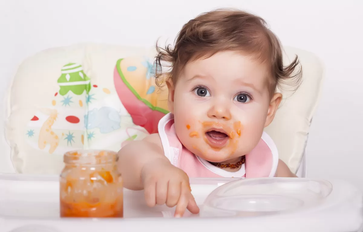 Ilustrasi bayi yang sedang belajar makan sendiri (Freepik/wirestock)