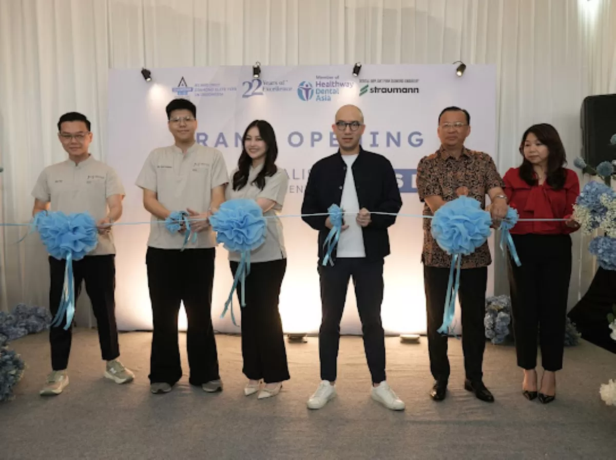 Founder, Director, dan jajaran manajemen JNJ Dental Care saat Grand Opening cabangnya di BSD (JNJ Specialits Dental Centre)