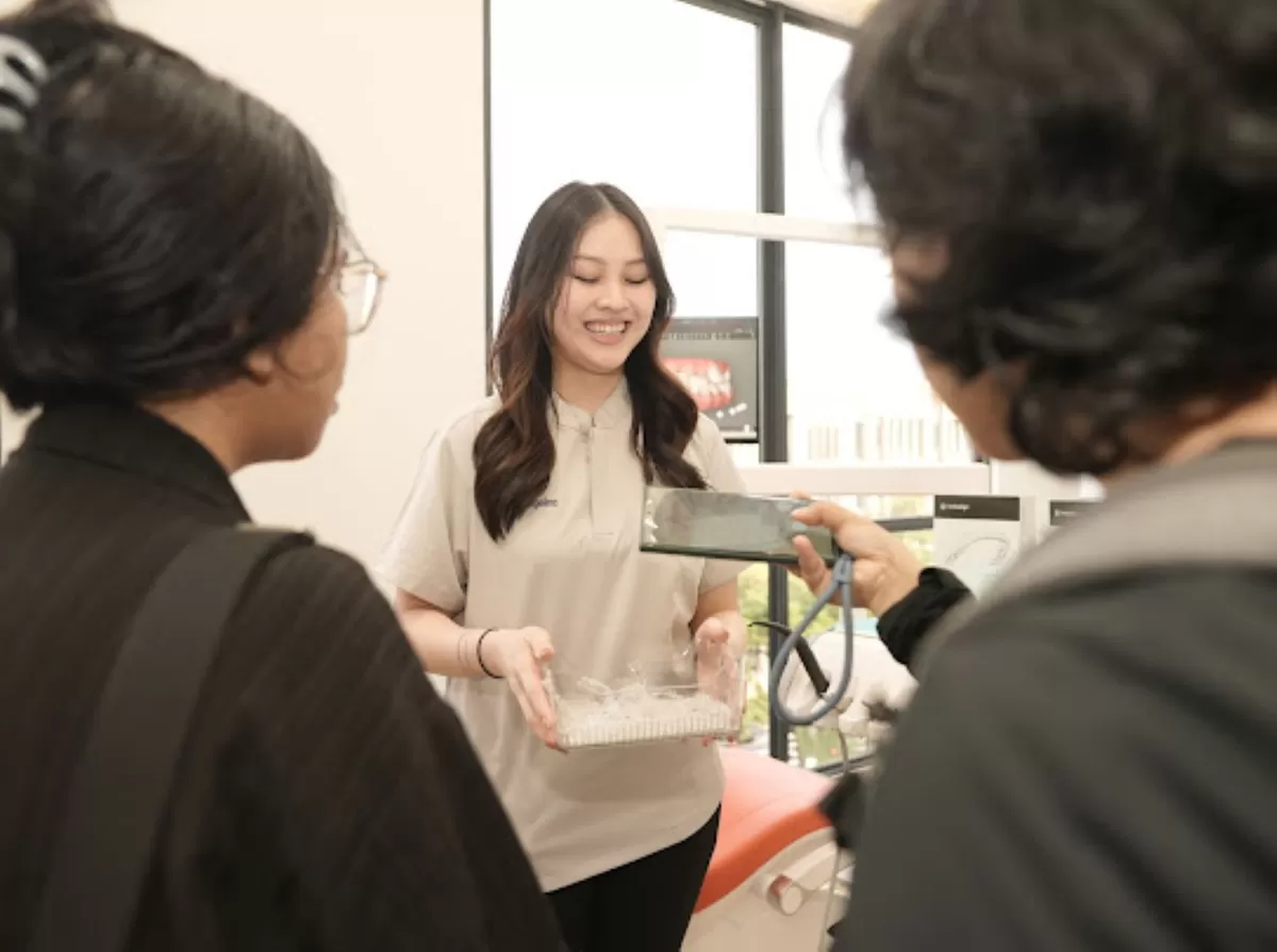 seorang dokter gigi JNJ sedang menjelaskan perawatan invisalign  (JNJ Specialist Dental Centre)