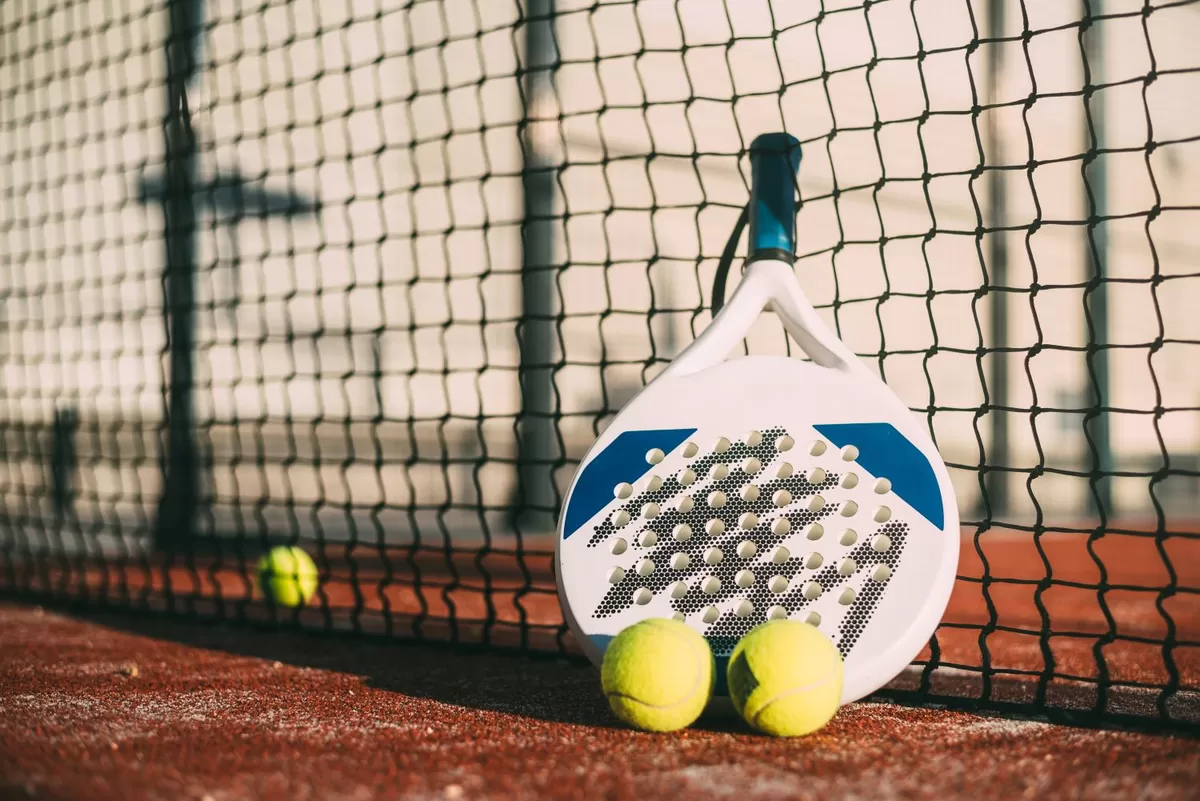 Cedera saat bermain padel itu cukup sering terjadi. Banyak pemain mengalaminya, dan sebenarnya sebagian besar bisa dicegah atau setidaknya dikurangi risikonya (freepik)