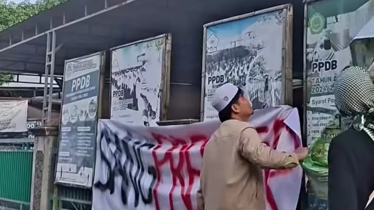 Massa datangi Ponpes di Pati usai oknum kiai diduga lakukan pencabulan pada santriwatinya.  (Instagram/ekosuswanto_mbahto)