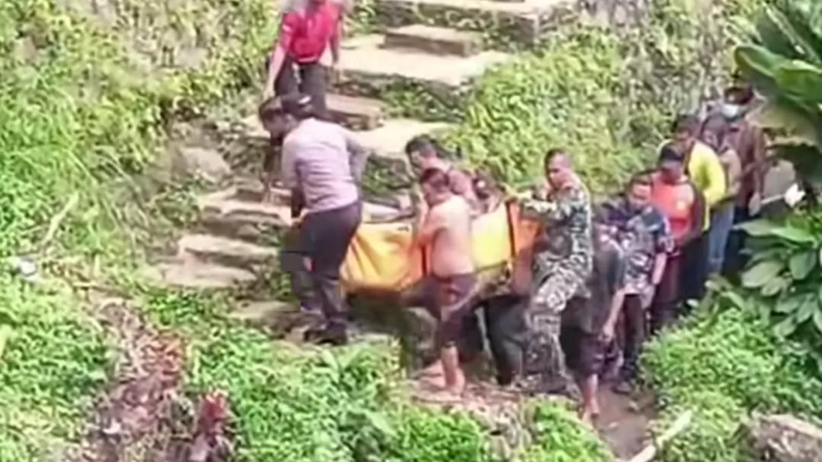 Evakuasi korban tenggelam di Curug Kanesia, Baturraden.  (Instagram/setiaji_heroestianto)