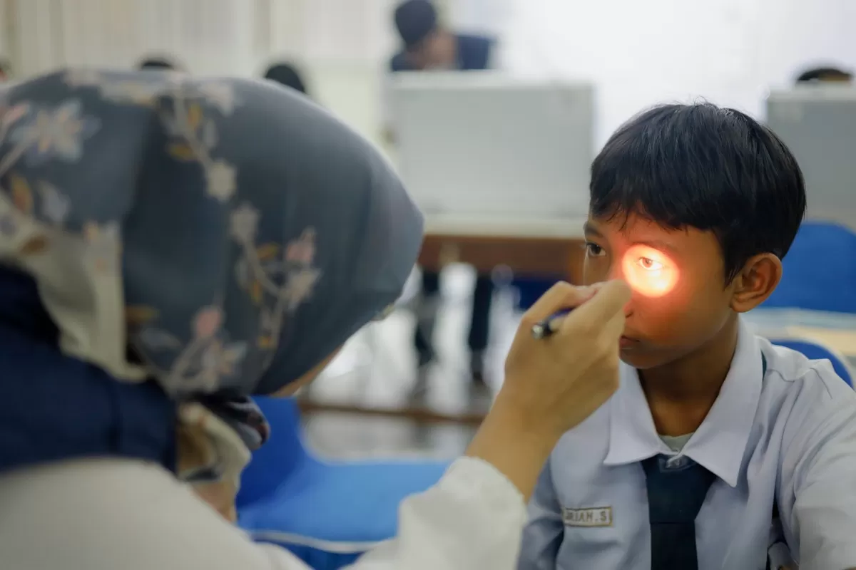 pemeriksaan kesehatan mata anak. (HOYA)