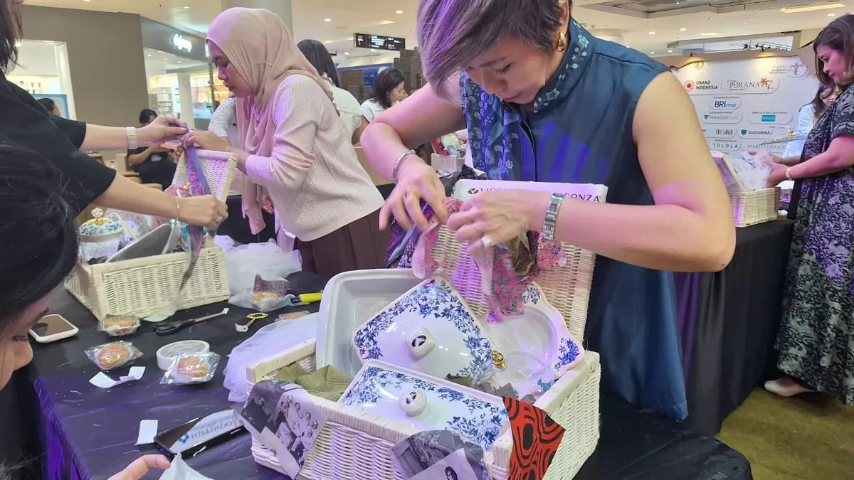 Hanny Vicenza berkreasi membuat hampers dalam workshop membuat hampers kreatif di Main Atrium, East Mall, Grand Indonesia, Jakarta, Jumat (21/8/2026) yang digelar Purana Home dan Vicenza (Dede Marlia/Smartparent)