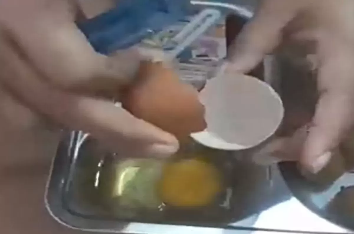 Video Viral Paket Makan Bergizi Gratis di SMA Jawa Barat Diduga Mentah