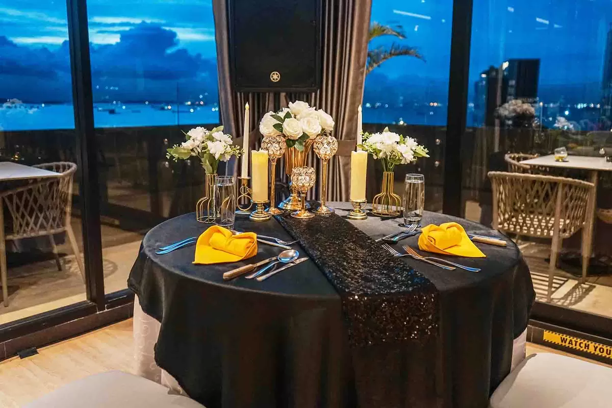 Nightfall Serenade: Valentine Dinner Romantis dengan View Singapura di Yello Hotel Batam