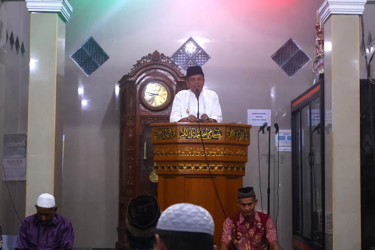 Wakil Wali Kota Payakumbuh, Elzadaswarman, menyampaikan sambutan dalam kegiatan Safari Ramadan Pemerintah Kota Payakumbuh di Masjid Al Mukarramah, Kelurahan Padang Tinggi Piliang, Payakumbuh Barat, Senin malam (23/2/2026).