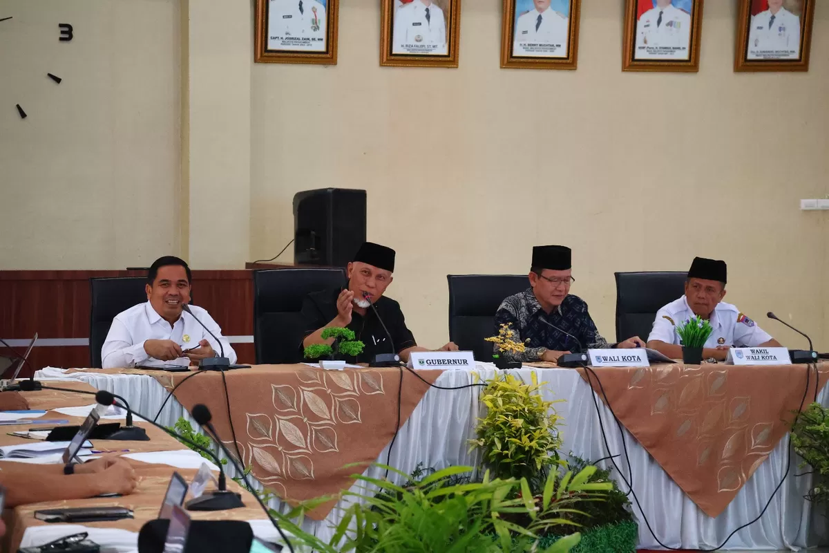Gubernur Sumatera Barat bersama jajaran Pemerintah Kota Payakumbuh mengikuti rapat koordinasi di Aula Josrizal Zain untuk membahas isu strategis daerah, Rabu (25/02/2026).