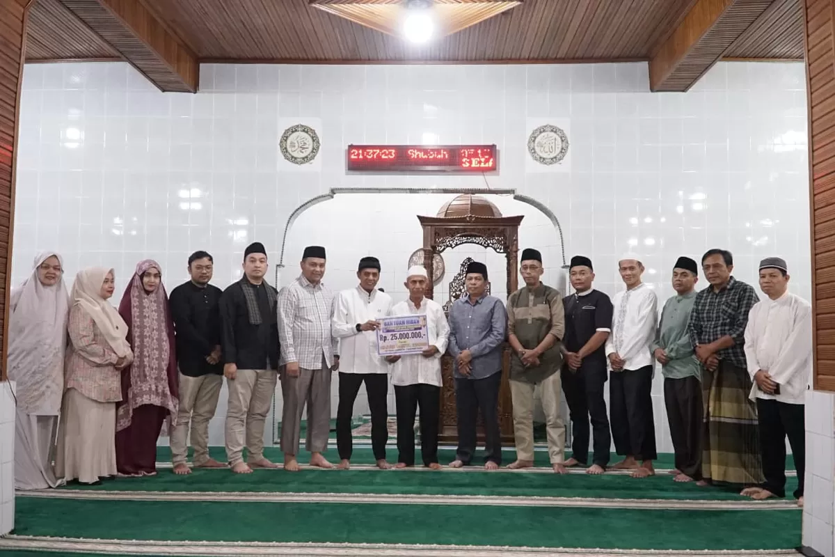 Ketua DPRD Payakumbuh Wirman Putra bersama Tim III Safari Ramadan menyerahkan bantuan hibah Rp25 juta kepada pengurus Masjid Baitul Inabah, Kelurahan Padang Karambia, Selasa (24/02/2026).