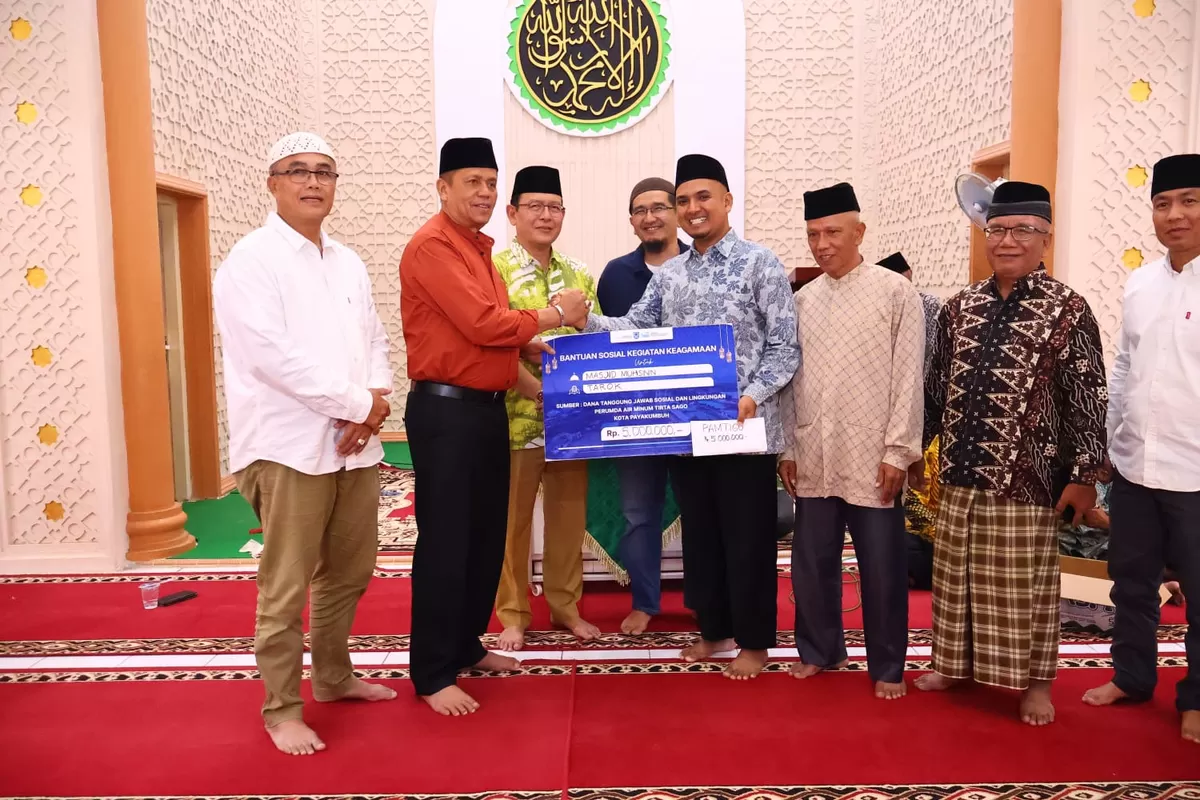 Wali Kota Payakumbuh Zulmaeta didampingi Wakil Wali Kota Elzadaswarman menyerahkan bantuan sosial kegiatan keagamaan kepada pengurus Masjid Muhsinin saat Safari Ramadan di Kelurahan Tigo Koto Diate, Senin (02/03/2026).