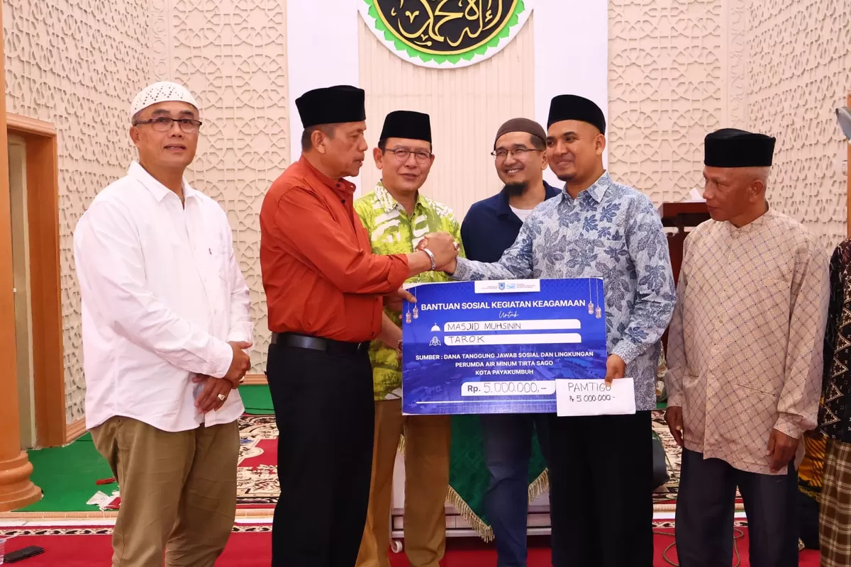 Wali Kota Payakumbuh Zulmaeta bersama Wakil Wali Kota Elzadaswarman menyerahkan bantuan sosial keagamaan senilai Rp5 juta kepada pengurus Masjid Muhsinin Tarok, Senin (02/03/2026).