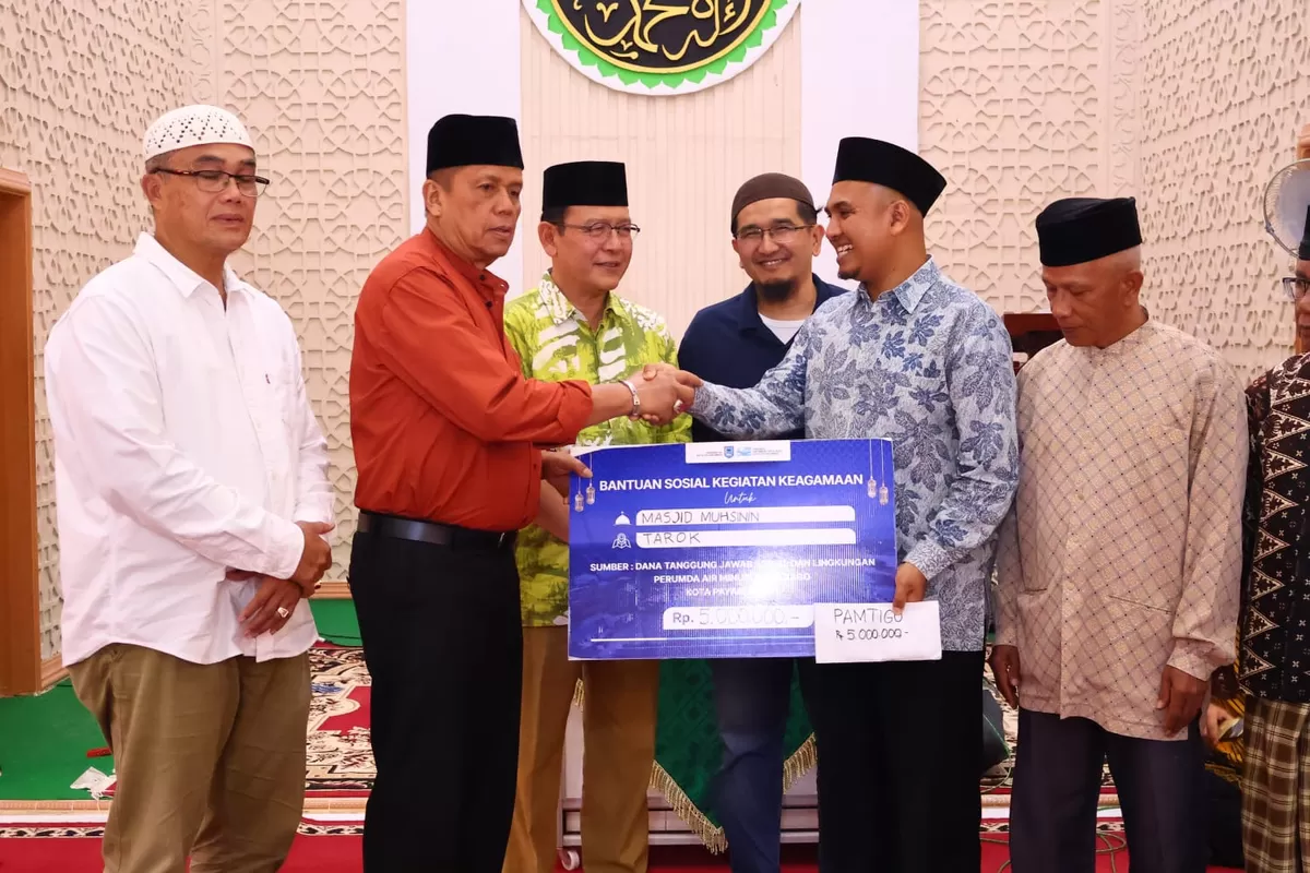 Wali Kota Payakumbuh Zulmaeta bersama Wakil Wali Kota Elzadaswarman menyerahkan bantuan sosial keagamaan senilai Rp5 juta kepada pengurus Masjid Muhsinin Tarok, Senin (02/03/2026).