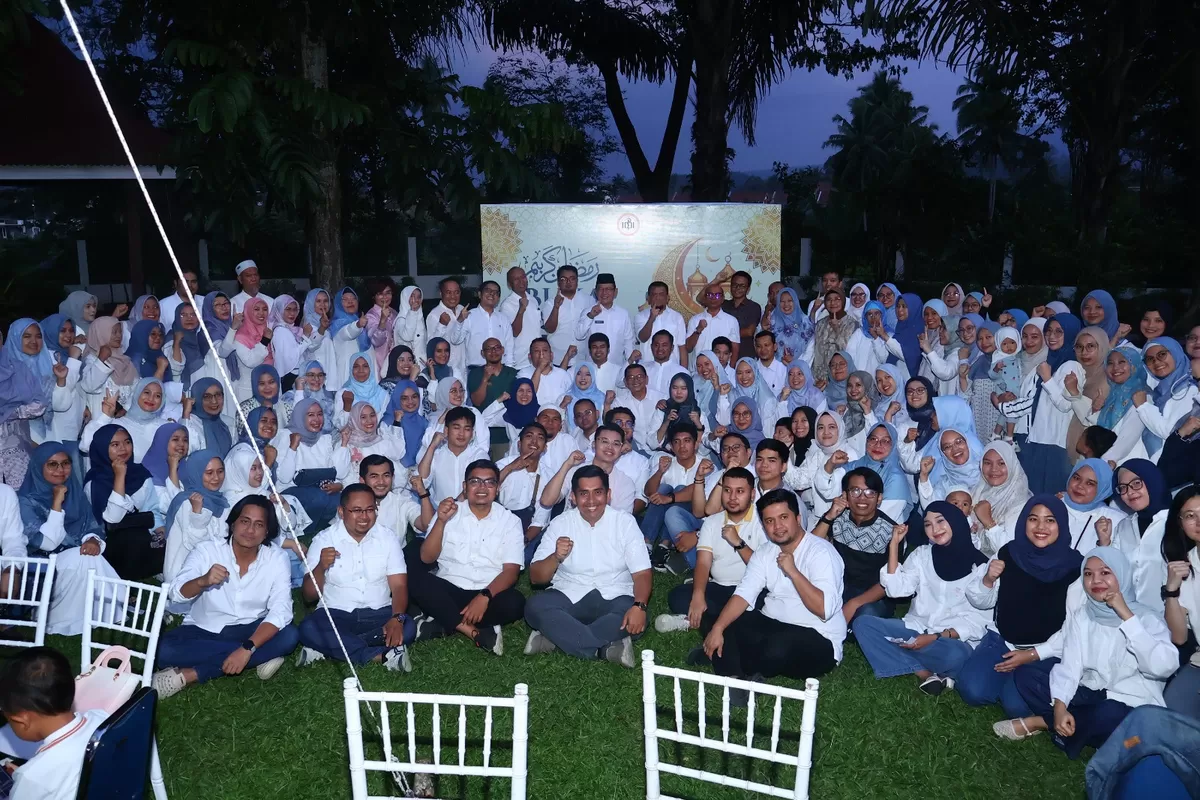 Wali Kota Payakumbuh Zulmaeta berfoto bersama jajaran Ikatan Dokter Indonesia (IDI) Paliko (Payakumbuh–Lima Puluh Kota) usai kegiatan buka puasa bersama di Rumah Dinas Wali Kota Payakumbuh, Rabu (04/03/2026).