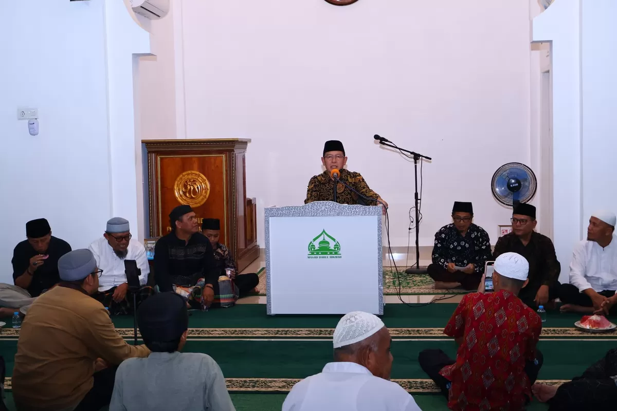 Wali Kota Payakumbuh Zulmaeta menyampaikan sambutan kepada jamaah saat memimpin kunjungan Tim Safari Ramadan Pemerintah Kota Payakumbuh di Masjid Darul Hikmah, Kelurahan Tanjung Pauh, Rabu (04/03/2026).