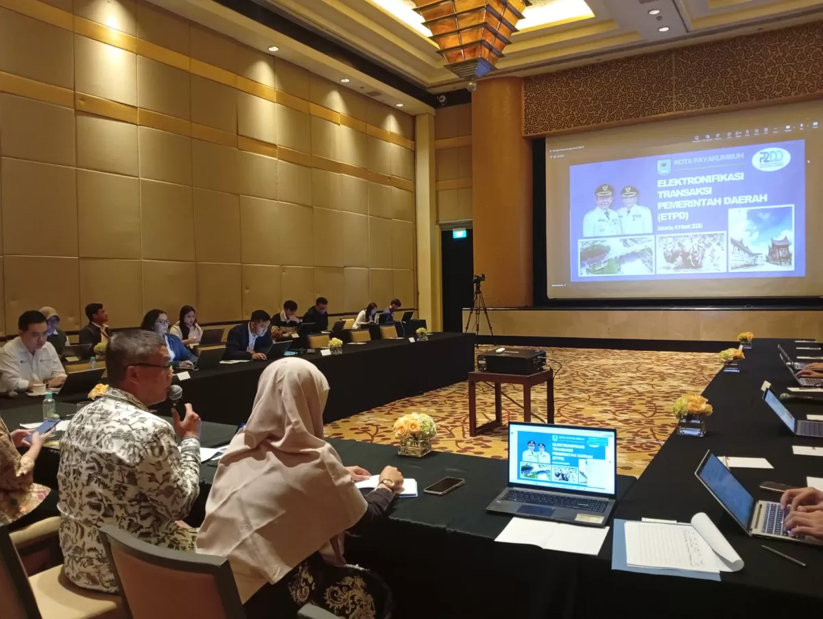 Sekretaris Daerah Kota Payakumbuh Rida Ananda menyampaikan paparan mengenai implementasi Elektronifikasi Transaksi Pemerintah Daerah (ETPD) saat menjadi narasumber dalam Focus Group Discussion (FGD) penyusunan Kajian Ekonomi dan Keuangan Daerah (KEKD) Sistem Pembayaran di Hotel Grand Hyatt, Jakarta, Rabu (04/03/2026).