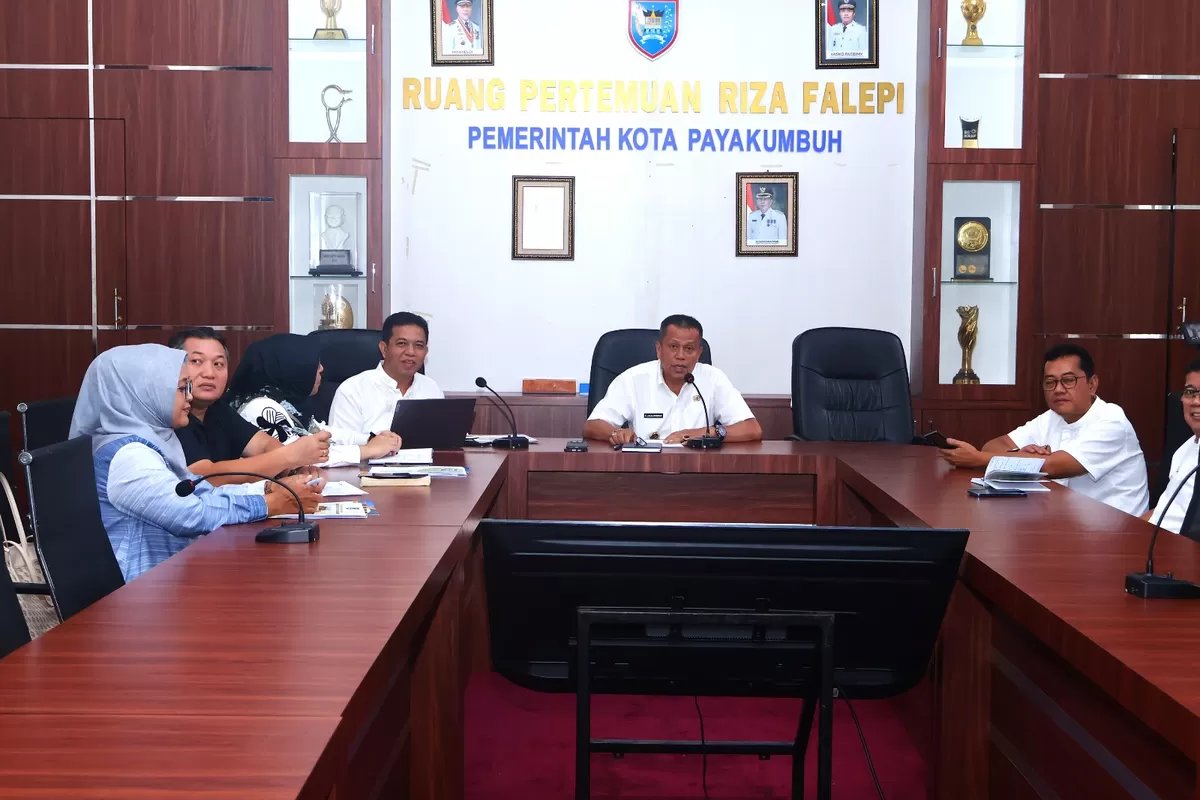 Wakil Wali Kota Payakumbuh, Elzadaswarman, memimpin rapat koordinasi terkait audiensi muatan lahan sawah dalam dokumen revisi RDTR Kota Payakumbuh bersama perangkat daerah di Ruang Pertemuan Riza Falepi, Kantor Wali Kota Payakumbuh, Jumat (6/3/2026).