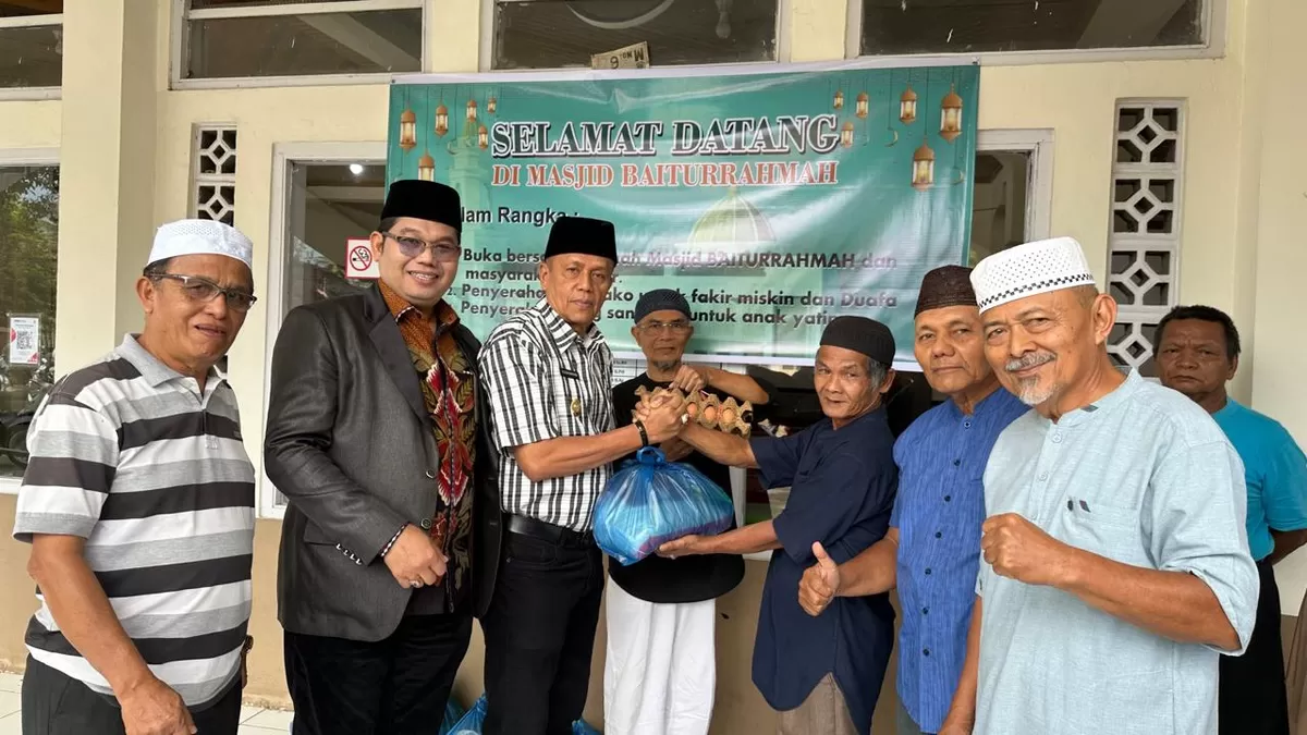 Wakil Wali Kota Payakumbuh, Elzadaswarman, menyerahkan paket sembako kepada fakir miskin dan duafa bersama pengurus dan jamaah Masjid Baiturrahmah, Kelurahan Sawah Padang Aua Kuniang, Kecamatan Payakumbuh Barat, Jumat (6/3/2026).