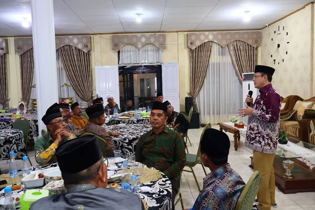 Wali Kota Payakumbuh, Zulmaeta, menyampaikan arah pembangunan Kota Payakumbuh saat buka puasa bersama niniak mamak dan bundo kanduang dari 10 nagori di pendopo Rumah Dinas Wali Kota Payakumbuh, Senin (9/3/2026).