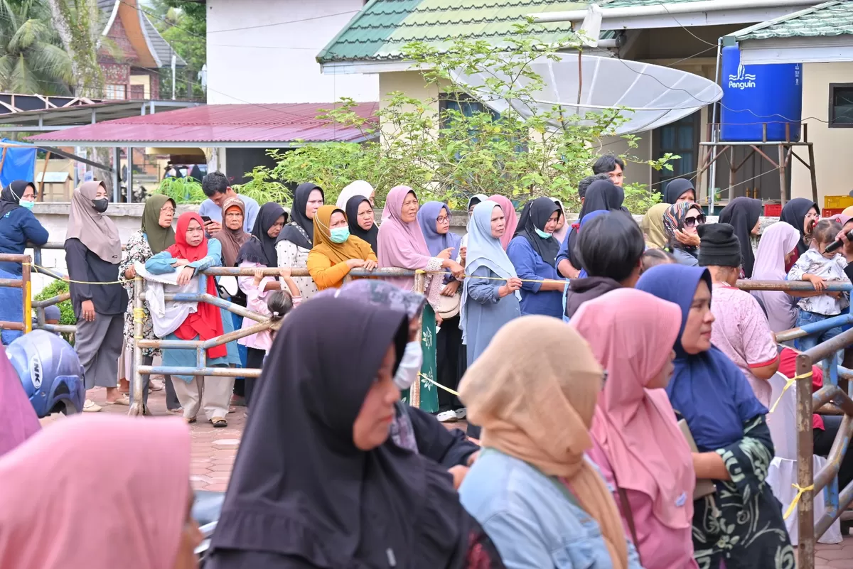 Ratusan warga mengantre untuk membeli kebutuhan pokok pada kegiatan pasar murah yang digelar Pemerintah Kota Payakumbuh di halaman Kantor Dinas Koperasi dan UKM, Selasa (10/03/2026), menjelang Hari Raya Idul Fitri 1447 Hijriah.
