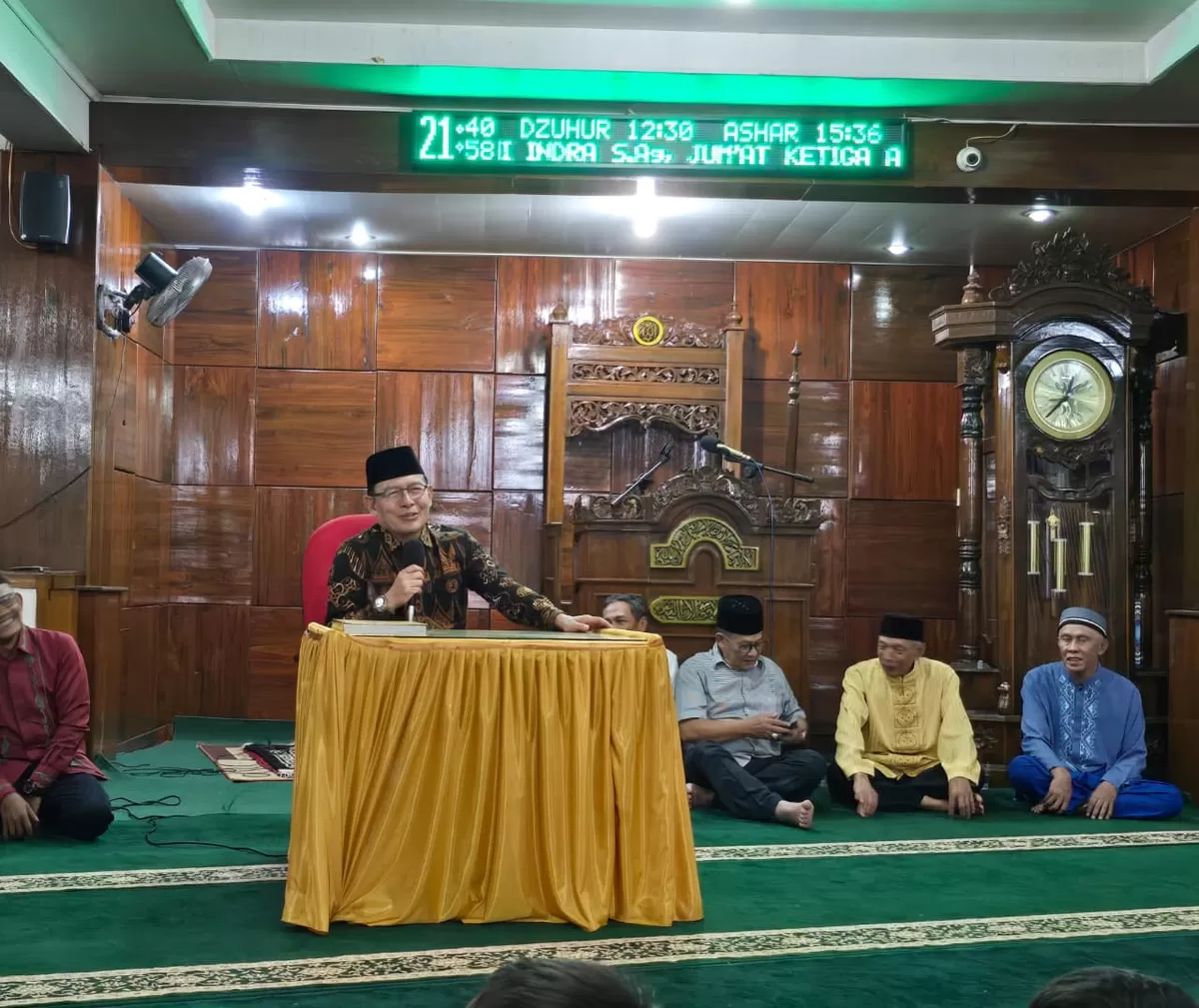 Wali Kota Payakumbuh Zulmaeta menyampaikan sambutan di hadapan jamaah Masjid Muslimin Balai Cacang, Kecamatan Payakumbuh Utara, dalam kegiatan safari Ramadan, Selasa malam (10/03/2026).