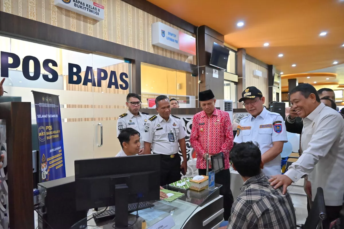 Wali Kota Payakumbuh Zulmaeta didampingi Kepala Kanwil Ditjenpas Sumbar Kunrat Kasmiri dan jajaran meninjau langsung operasional Pos BAPAS Kelas II Bukittinggi di Mal Pelayanan Publik (MPP) Kota Payakumbuh, Kamis (12/03/2026).