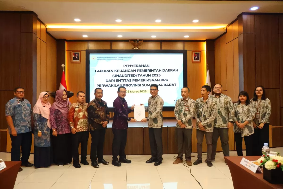 Wali Kota Payakumbuh, Zulmaeta (kemeja ungu), menyerahkan Laporan Keuangan Pemerintah Daerah (LKPD) Unaudited Tahun Anggaran 2025 kepada perwakilan BPK Provinsi Sumatera Barat, di Aula Kantor BPK Perwakilan Sumatera Barat, Padang, Kamis (26/03/2026). Penyerahan ini disaksikan Asisten III Ifon Satria beserta jajaran Pemko Payakumbuh sebagai wujud komitmen transparansi dan akuntabilitas pengelolaan keuangan daerah.